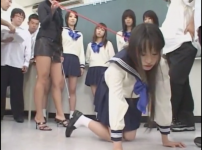 【NTR】セーラー服に白ハイソの変態ドMマゾな幼いJKの椎名りくを拘束集団輪姦輪姦レズいじめSM調教！