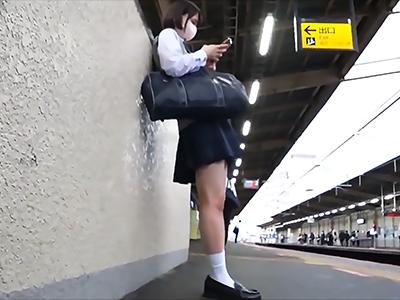 【盗撮×JK】電車内で痴漢男に狙われたバリカワ巨乳女学生さん!!まんこ刺激されて感じまくる姿が超エッチィｗｗ