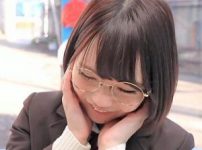 【素人ナンパ】卒業式終わりにマジックミラー号に誘われた超ミニスカ女の子…お金貰えると聞いて手コキしたら制服に精子ぶっかけられた美少女