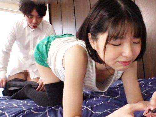 【連続ナカ出し】無防備なエロ尻を急襲ピストン！色白童顔な制服天使が男友達にパンツずらされ生ちんこで暴走パンパンさらに追撃ｗｗｗ