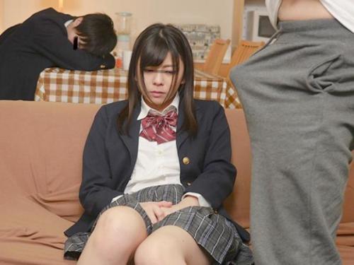 息子の彼女に媚薬を飲ませて寝取った最低オヤジ！生意気女子学生が大人のペニスに涎を垂らして発情してしまう快楽堕ち！