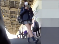 JK制服に紺ソ姿の素人ロリ女子校生のパンティーを電車で逆さ撮り隠し撮り個人撮影顔出しパンチラ盗撮流出