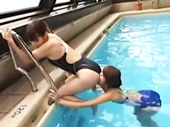 競泳水着に身を包み、水泳部の女子学生が先輩とレズプレイ！碧しの みづなれい