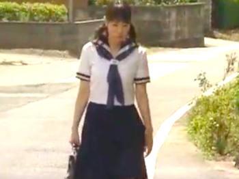 下校中に襲われ睡眠薬で眠らされたロリ女学生！野外で好き放題躰を弄ばれ無許可ナカダシの鬼畜強姦！