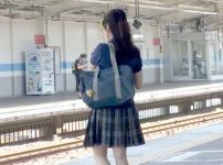 ＜電車痴漢＞色白清楚なスケベ制服女学生が車内セクハラで屈辱の大量潮吹き！羞恥ローターで刺激され声我慢で痙攣興奮イキ＜輪姦＞