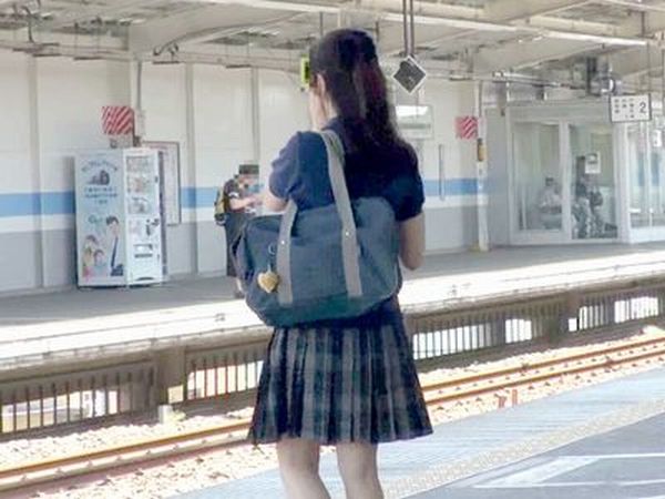 ＜電車痴漢＞色白清楚なスケベ制服女学生が車内セクハラで屈辱の大量潮吹き！羞恥ローターで刺激され声我慢で痙攣興奮イキ＜輪姦＞