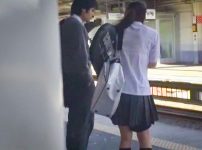 【制服女子校生×チ〇ン】満員の電車内でチ〇ンされたGAL女子校生！ガニ股おもちゃ責めでマン汁ドバドバ＆顔射で精液まみれ！