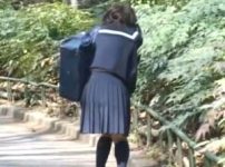 公園でおしっこ我慢してモジモジする娘校生が野ションする！おしっこ中に痴漢にいきなり襲われ失禁レイプ！ローター責めされる