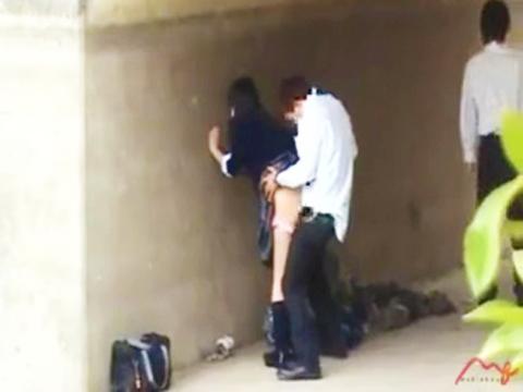 【一般人盗撮】バチクソ可愛い子が青姦3P！幼い女の子高生が膣内発射させている屋外種付の和気あいあいなリアル映像ｗ【ロリ女学生】