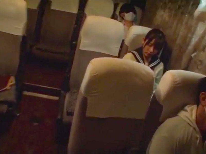 【制服女子高生×ちかん】欲情しすぎた美女が中出しされたがる衝撃！夜行バスでこっそり生ハメしたら声を殺しガチアクメ堕ち！