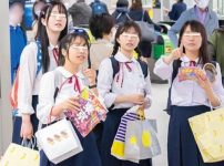 ＜一般人ナンパ＞東京に修学旅行でやってきた田舎女子校生にを声をかけマジックミラー号にご招待！初めての相互オナニーで大興奮ｗ