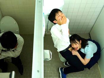 ＜逆チ〇ン＞ドSS女な制服女子校生の逆セクハラ！個室トイレで手コキ顔面発射…教師を誘惑して跨り騎乗位の禁断交尾！＜小野六花＞