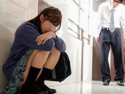 着衣可愛い娘女子高生がちんこを咥えてフェラチオ！？訳あり制服女子高生女子高生を部屋に連れ込みセックスすることに…