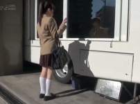 制服に白ハイソ姿の素人デカ尻巨乳ロリ女学生をミラー号でチカン輪〇乳首舐め潮吹き手マン中出しSEXスケベ動画