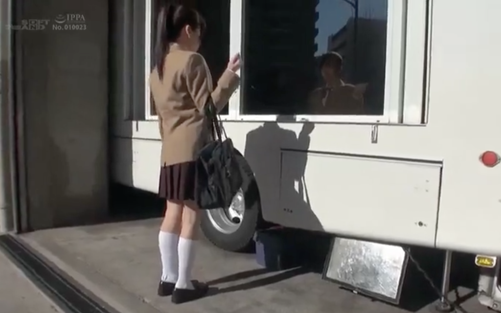 制服に白ハイソ姿の素人デカ尻巨乳ロリ女学生をミラー号でチカン輪〇乳首舐め潮吹き手マン中出しSEXスケベ動画