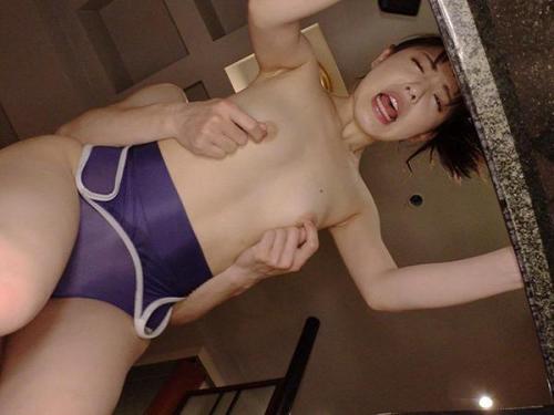 小悪魔娘高生がスクール水着を着たままちんこを挿入されて喘いじゃうぅぅぅ！ちくびを犯され悶絶アクメ！