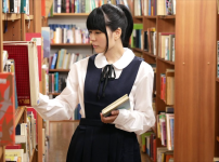 制服姿の貧乳幼い女子高生を図書館でちかんレイプ潮吹きクンニ手マン乳首舐めイラマチオナカダシセックス顔射ぶっかけえろ動画