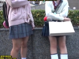 娘校生たちを下着モニターと騙してナンパ連れ込みおっぱい乳揉みマッサージ！制服脱いで友達と一緒に4P乱痴気セックス