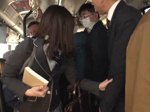 バスでちかんしてきたスケベ親父を倉庫に連れ込み脅して反省するまで搾り尽くす淫乱女学生！杭打ち騎乗位でパンパン打ち付け着衣種付