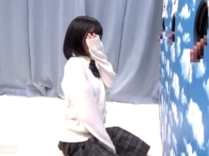 女子校生がチンポ当てゲームにカップルで挑戦！外したら罰ゲームNTR！勃起チ〇ポ挿入されて寝取られる！可愛い女子高生が着衣エッチ