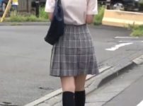 女の子校生に声をかけて媚薬ドリンクを飲ませて目の前でセンズリ鑑賞させ発情した女子校生と相互オナニーして着衣SEXして顔射ぶっかけ