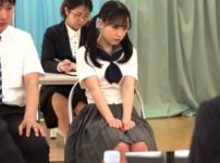 ちっぱい幼い女子校生が健康診断を受けさせられ男が見ている目の前で制服を脱ぎ裸にされて恥辱を受けてセクハラ検診され恥ずかしい目に