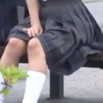 幼いJKが野外でモジモジおしっこ我慢！野ション中いきなりチ〇ンに襲われ野外レイプされる！手足を拘束され放尿失禁おしっこお漏らし！