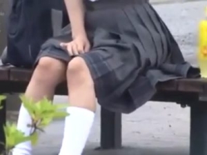 幼いJKが野外でモジモジおしっこ我慢！野ション中いきなりチ〇ンに襲われ野外レイプされる！手足を拘束され放尿失禁おしっこお漏らし！