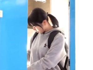 スポーツ系の女子大生に処女男のオナサポしてもらう！ポニテ女の子の前でシコシコしてセンズリ見せつけたら童貞卒業してくれる！